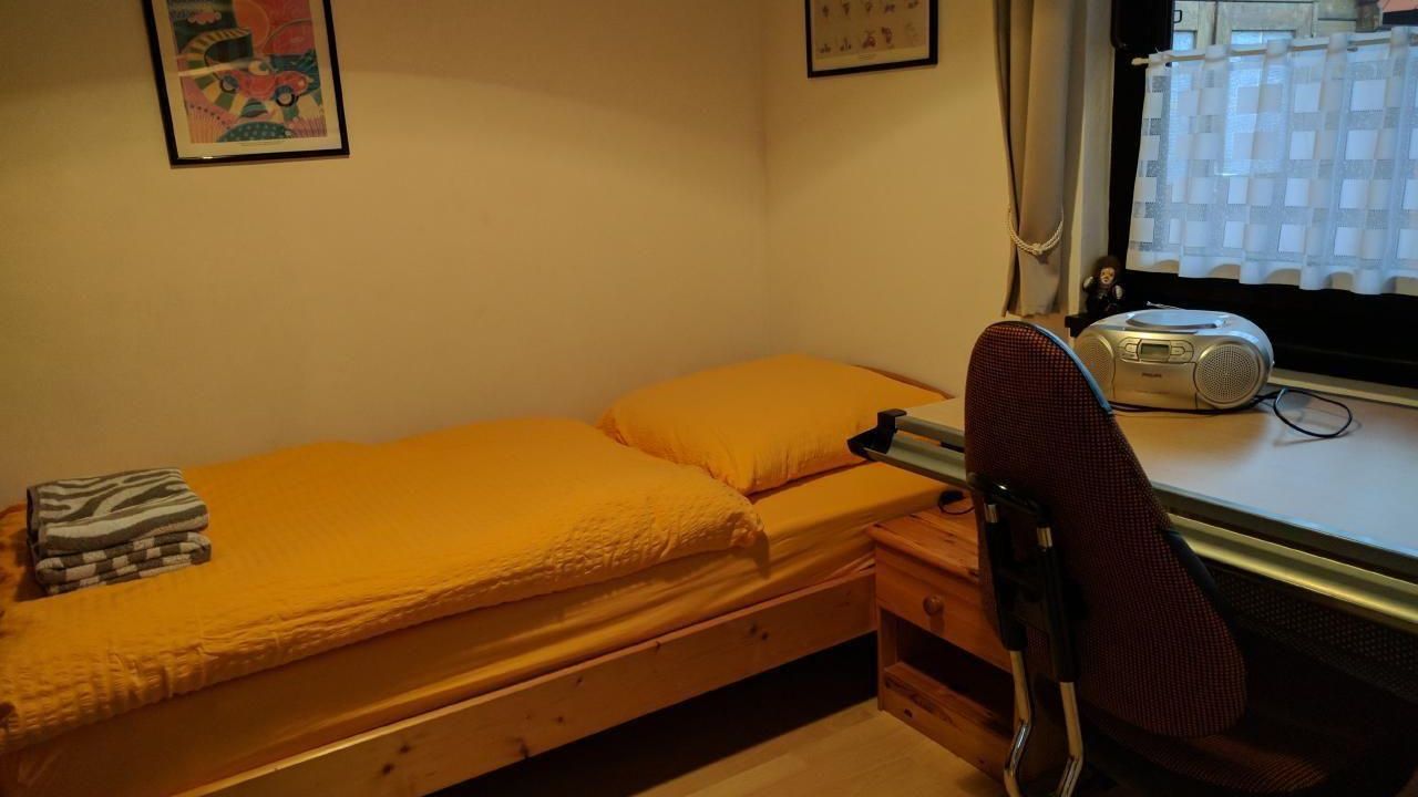 Schlafzimmer 2 mit 3 Betten und Schreibtisch Schlafzimmer 2 mit 3 Betten und Schreibtisch